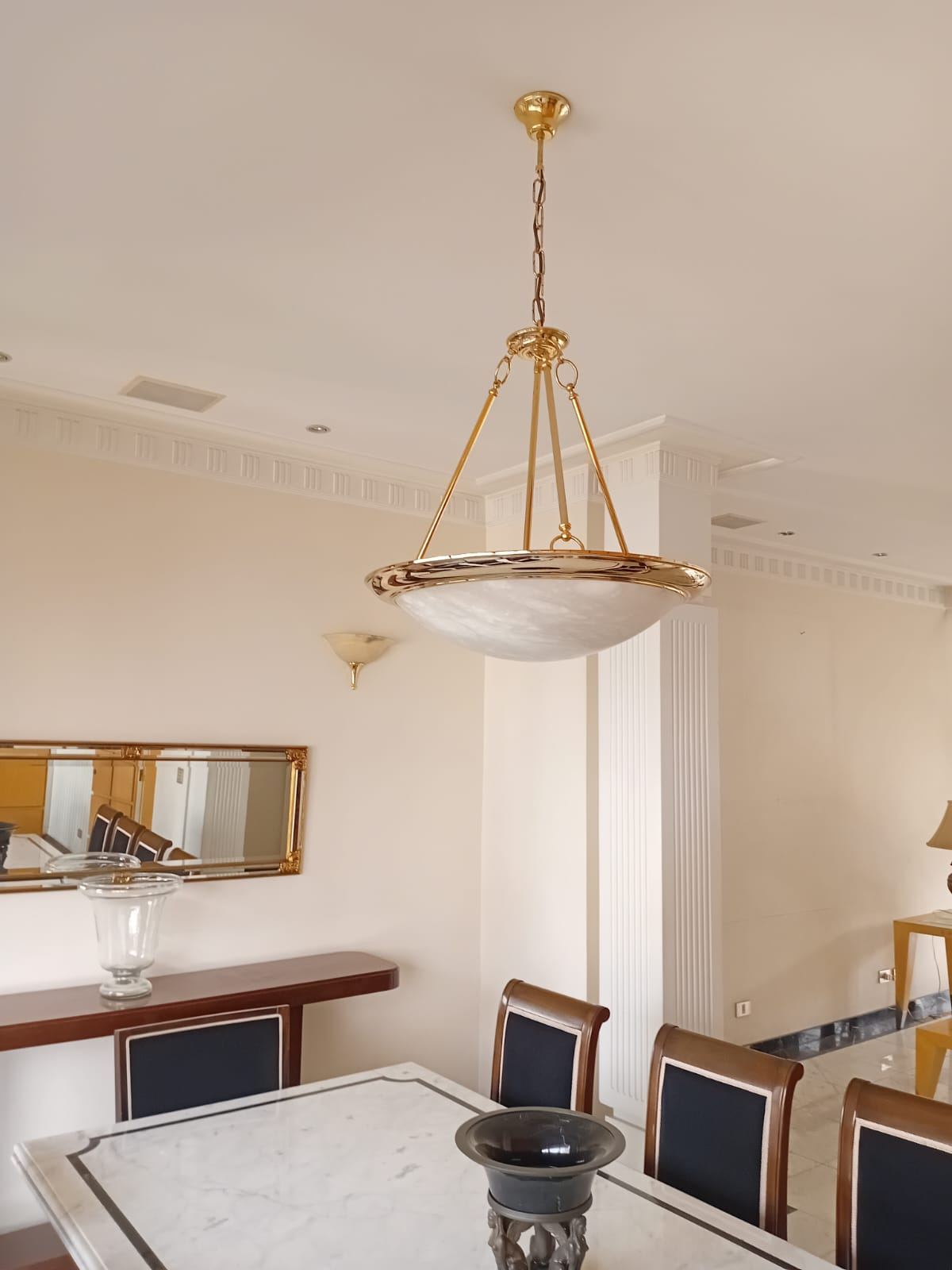 Lustre Clássico Dourado com Vidro Fosco para Sala ou Jantar