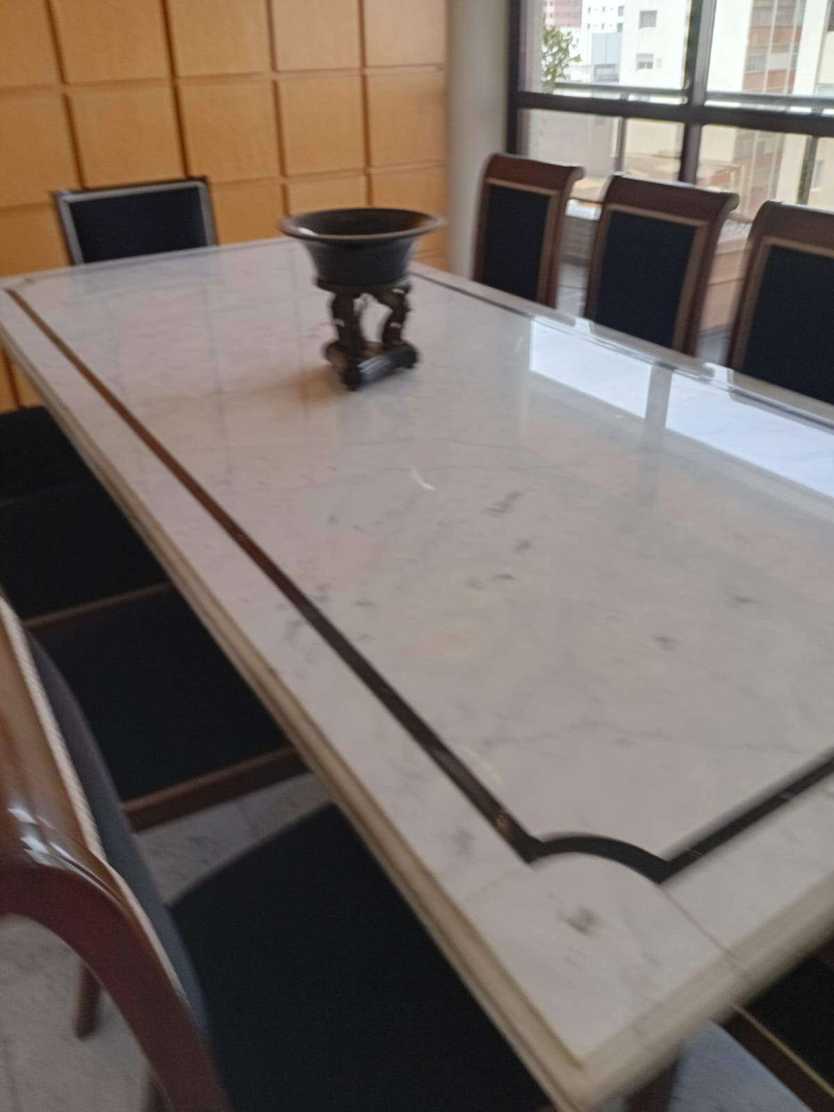 Mesa de Jantar com Tampo de Mármore e Cadeiras Estofadas