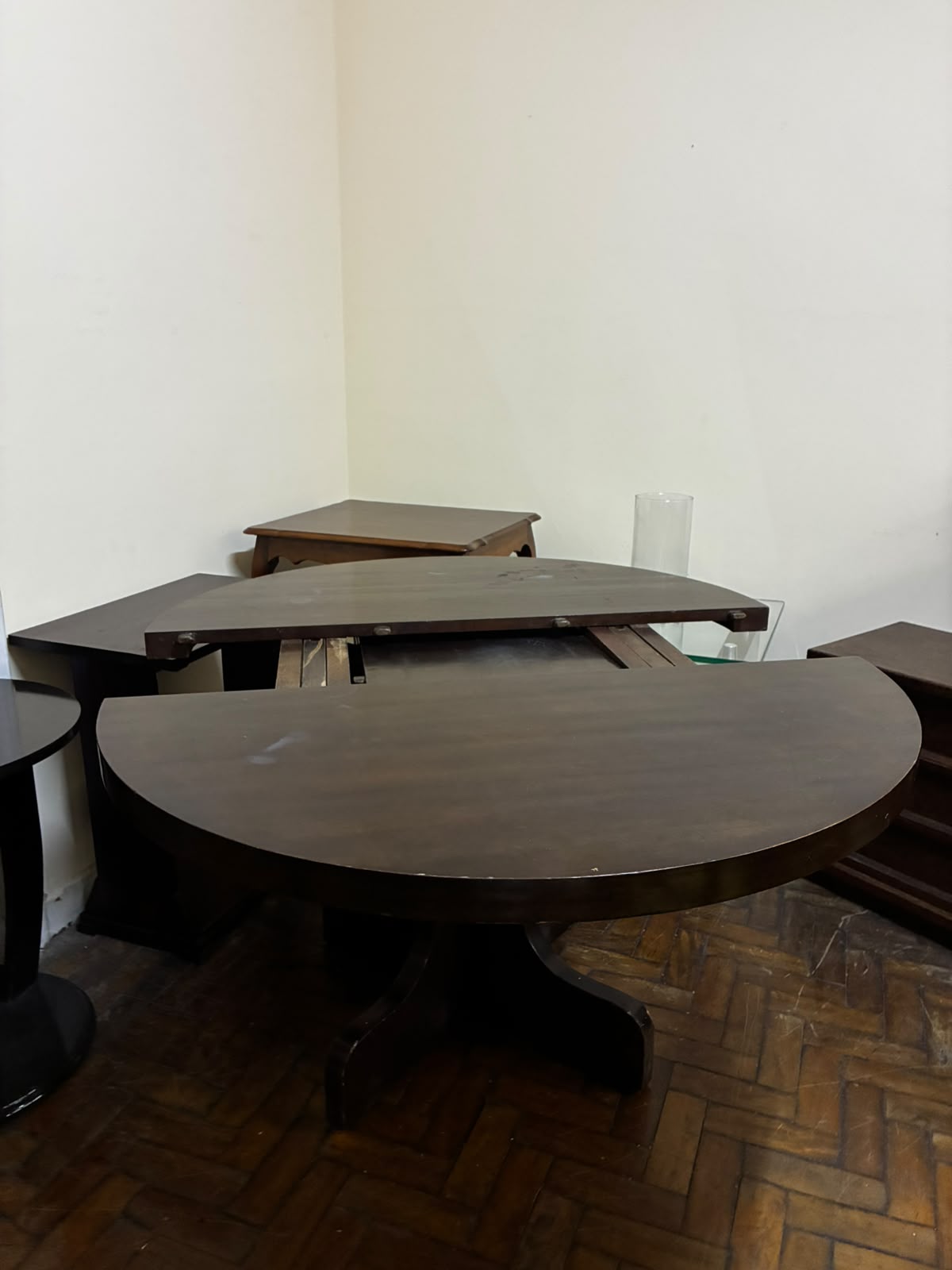Mesa de jantar de madeira escura extensível