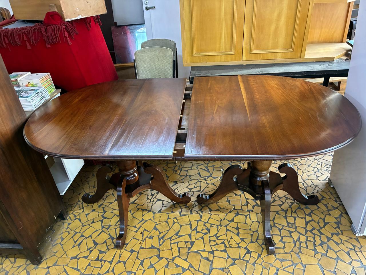 Mesa de jantar de madeira oval com duas bases
