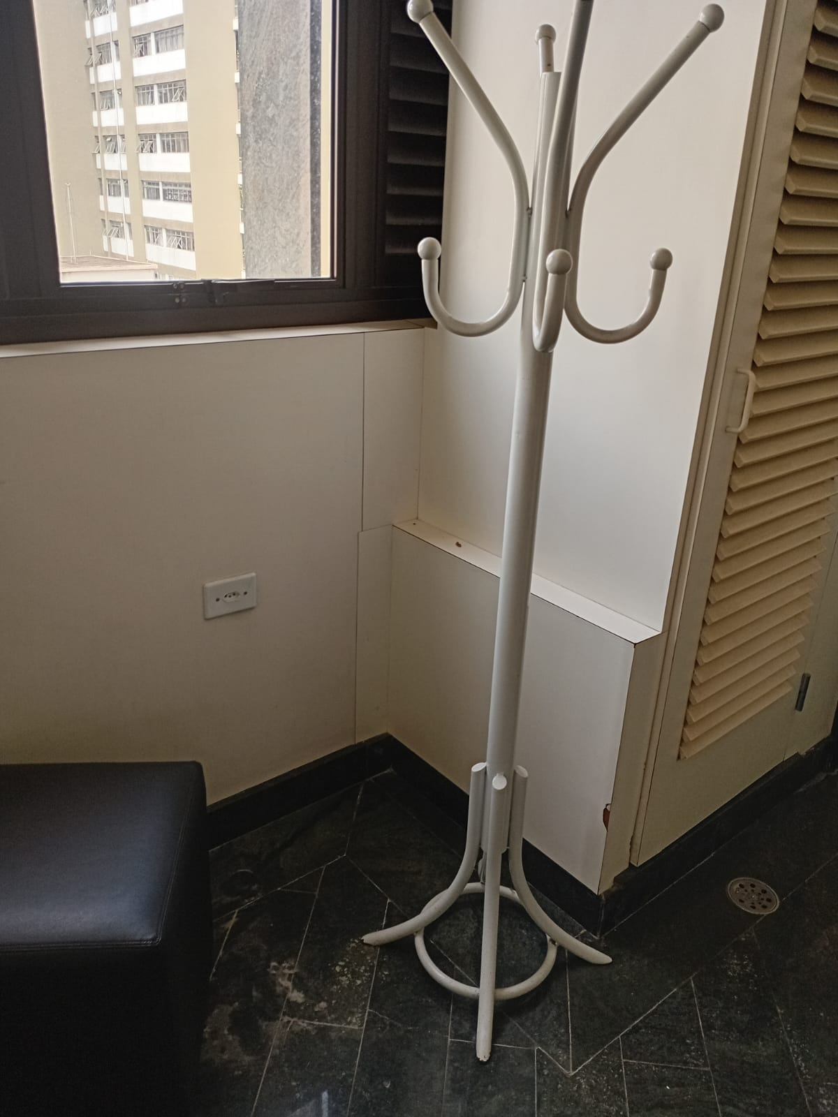 Cabideiro Branco de Metal Prático e Compacto