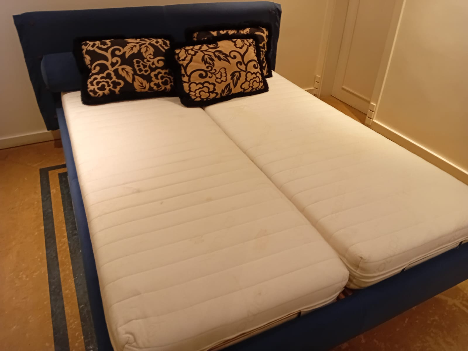 Cama Box Casal com Cabeceira Estofada Azul