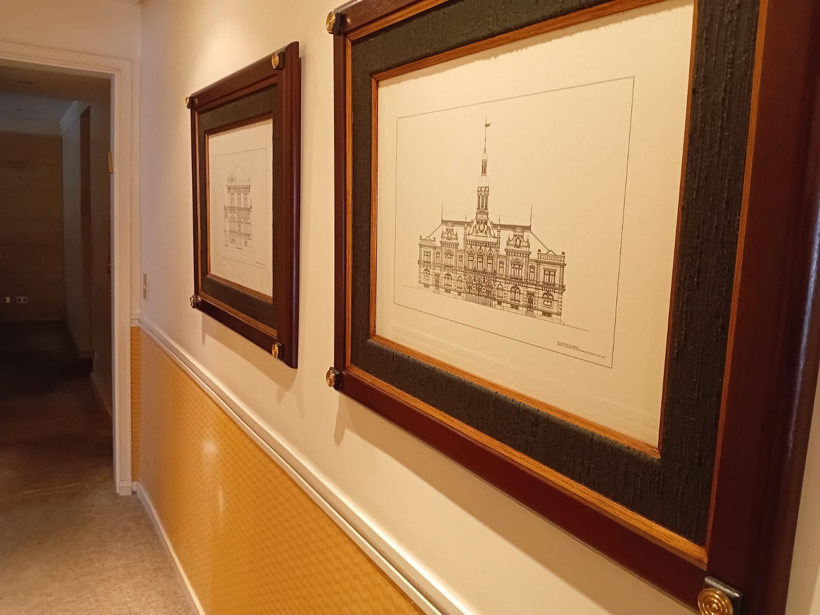 Conjunto de Quadros Decorativos com Moldura de Madeira