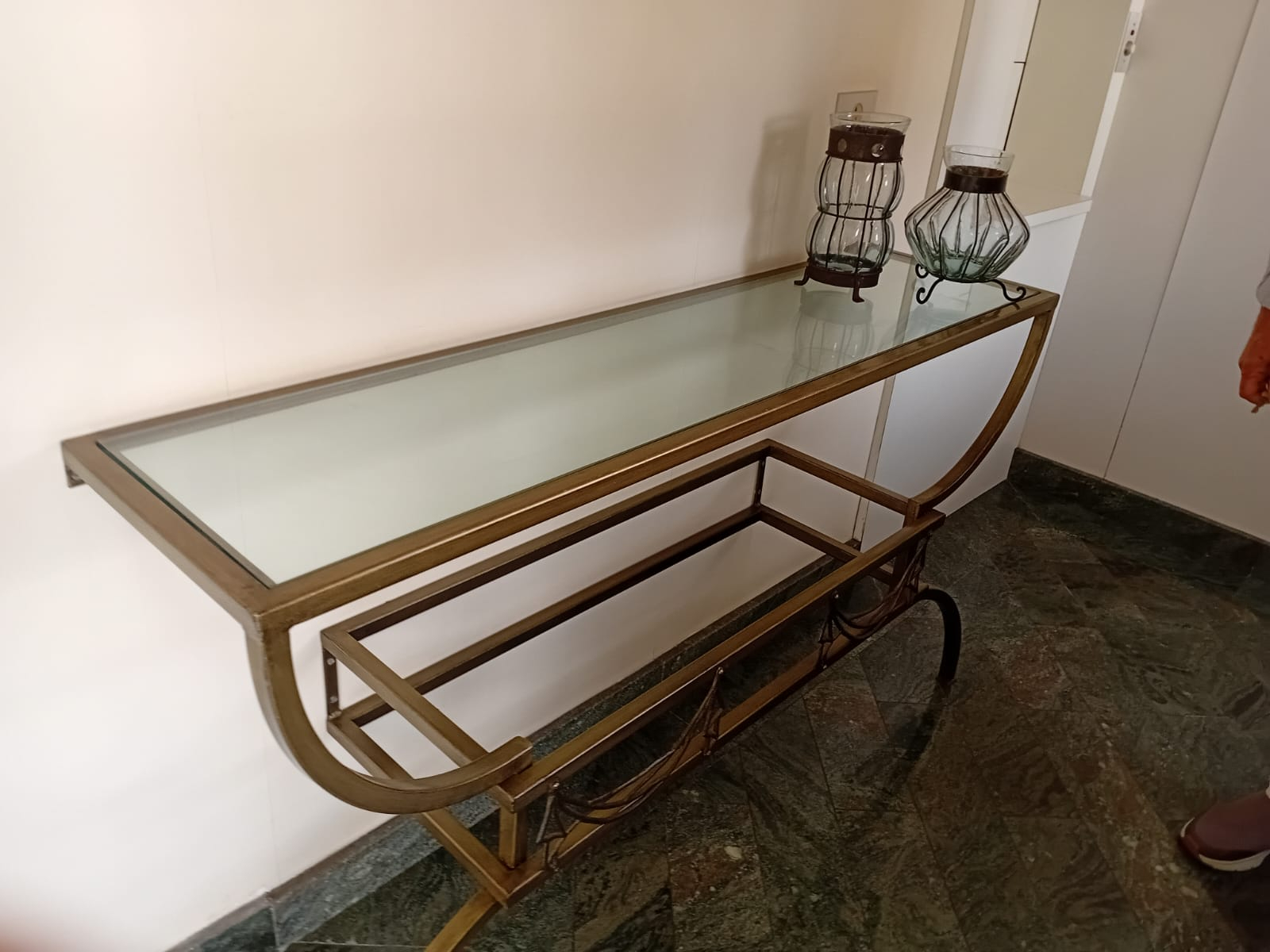 Aparador com estrutura metálica e tampo de vidro elegante
